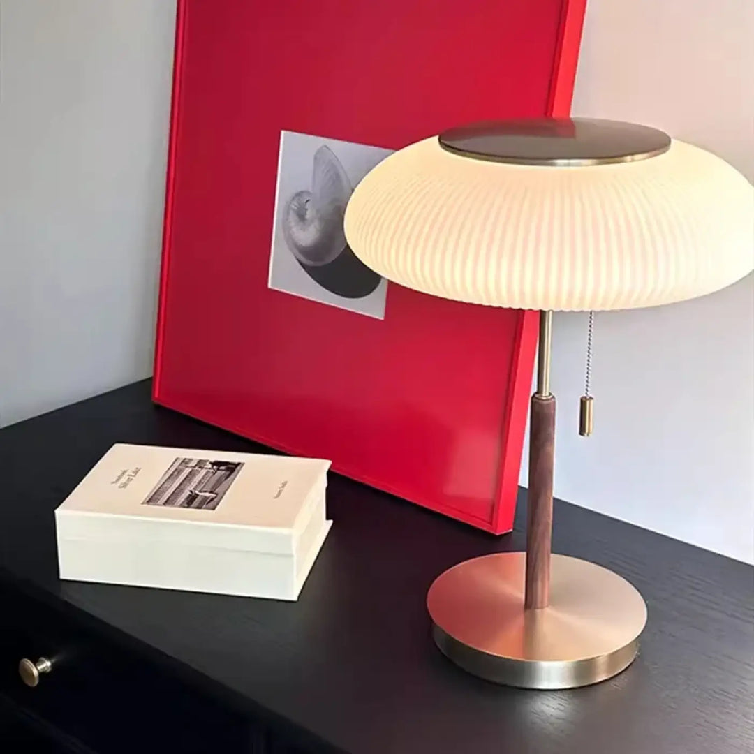 Lampe de table juany en verre plissé crème avec base en métal doré et tige en bois style table design nordique