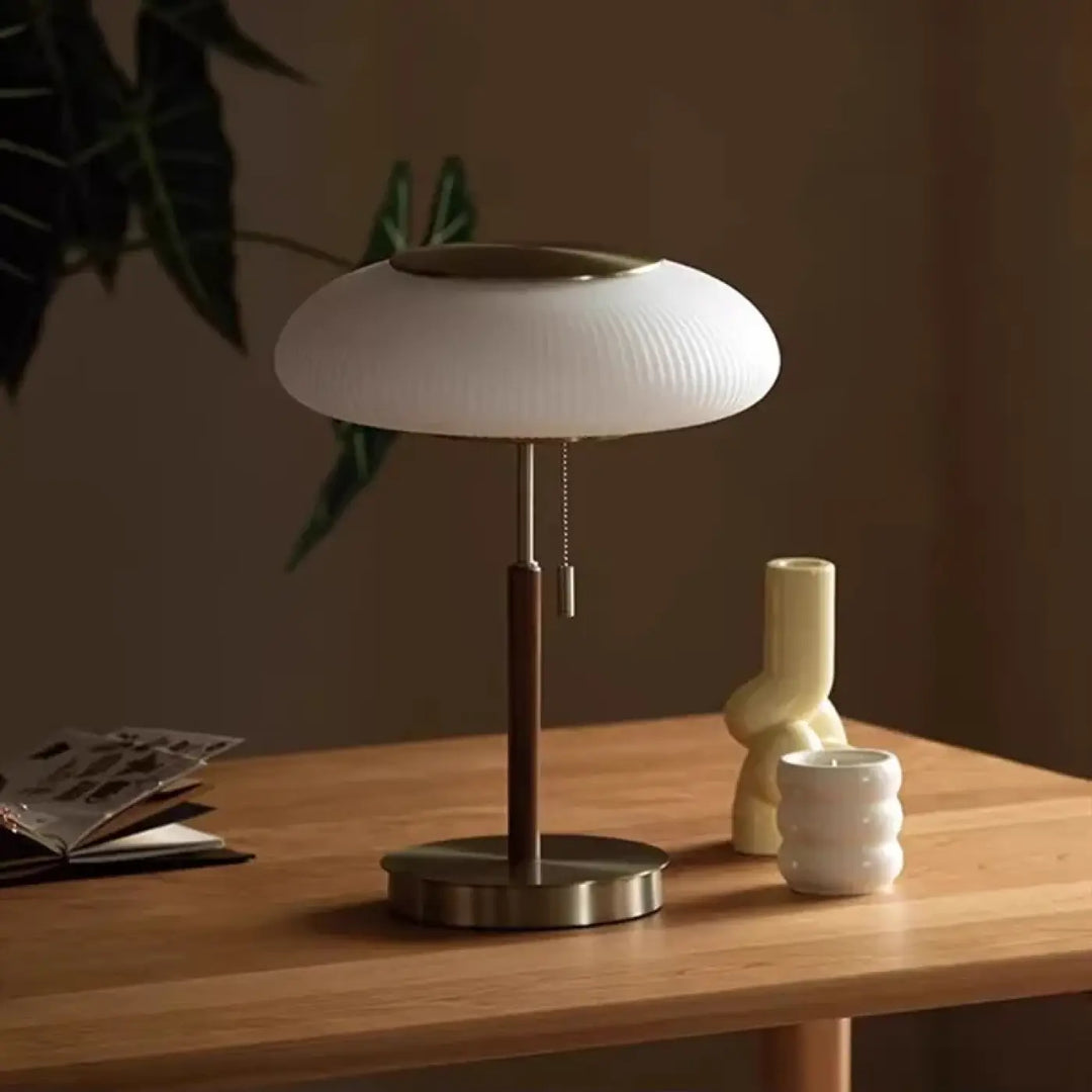 Lampe de table juany en verre plissé blanc avec base et tige en métal doré style table design nordique élégante