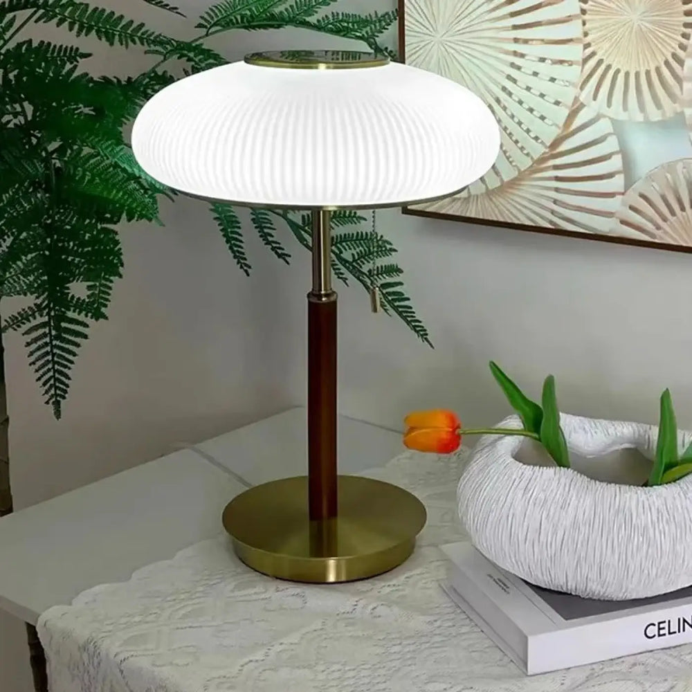 Lampe de table juany en verre plissé blanc avec base et tige en métal doré design nordique moderne