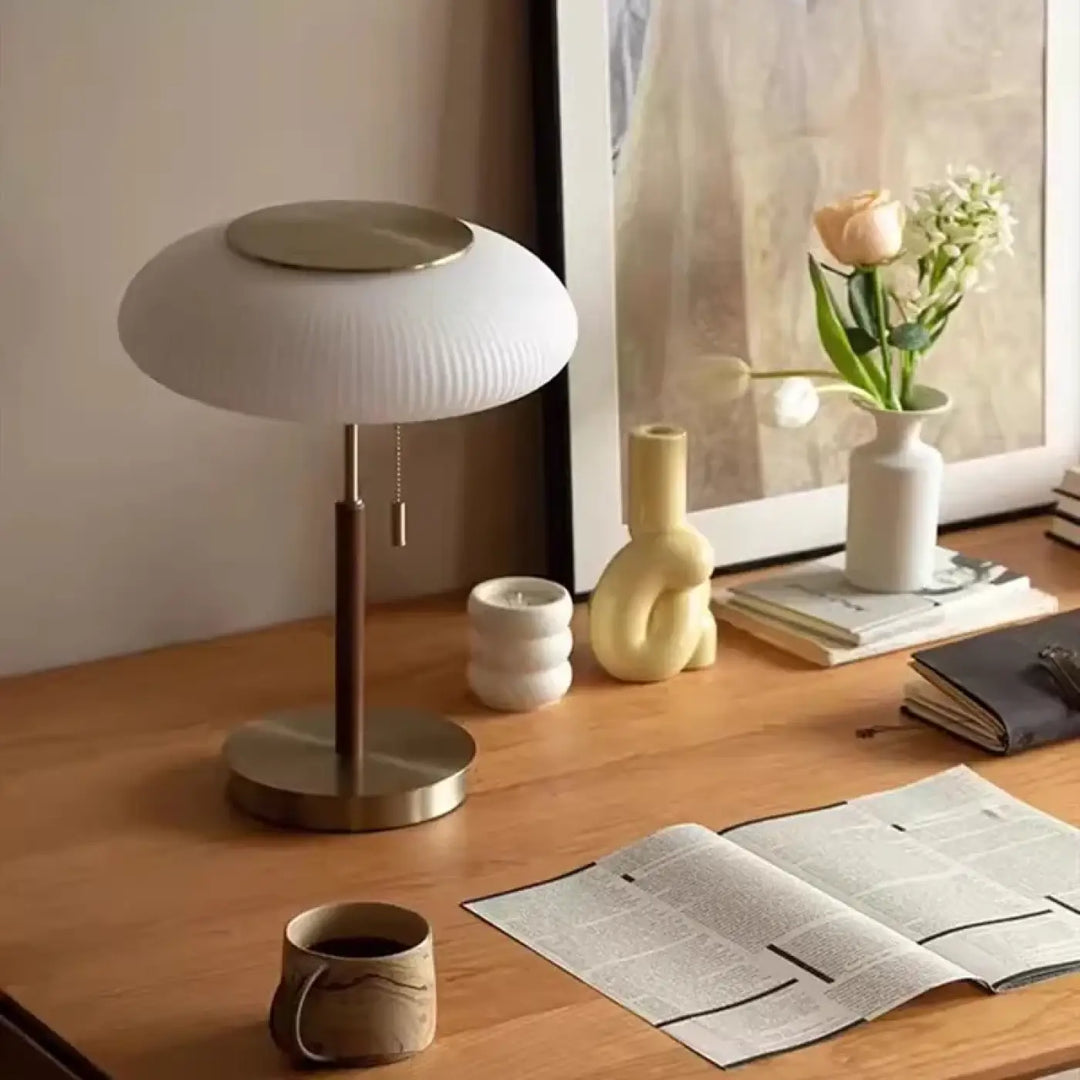 Lampe de table juany en verre plissé blanc avec base en métal doré et chaîne circulaire design nordique élégante