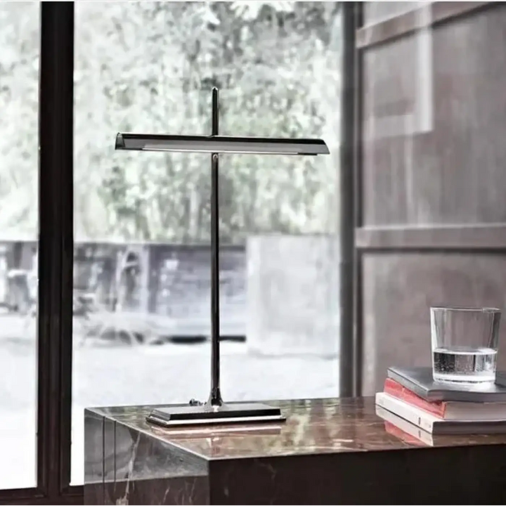 Lampe de table streem design moderne avec base chromée et ombre vitrail sur tige verticale élégante en chrome poli