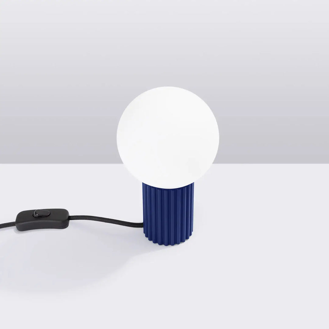 Lampe halo poser halo outremer avec base cylindrique côtelée bleu marine et ampoule sphérique blanche opaque version suspension