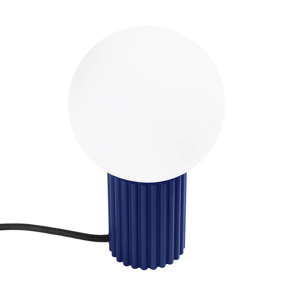 Lampe halo poser outremer avec base cannelée bleu marine et abat-jour sphérique blanc opaque version suspension