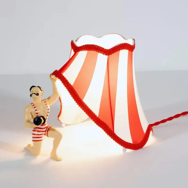Lampe de table scenio avec abat-jour rayé lumineux rouge et blanc à bord festonné et finition en trim texturé rouge choix idéal de table design