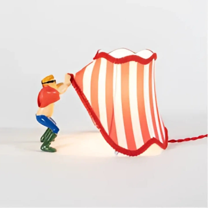 Lampe de table scenio avec figurine miniature homme rouge jaune et abat-jour rayé lumineux orange blanc choix idéal de design