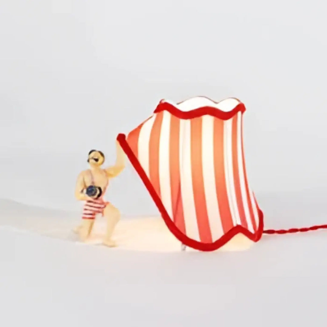 Lampe de table scenio avec abat-jour rayé lumineux rouge et blanc à bord festonné choix idéal pour table design