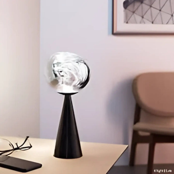 Lampe de table Dixon avec base conique noire et globe en verre texturé pour une présence lumineuse et décoration intérieure moderne