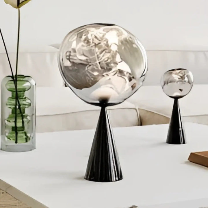 Lampe de table dixon avec globe argenté brillant et base conique noire idéale pour décoration intérieure moderne et présence lumineuse