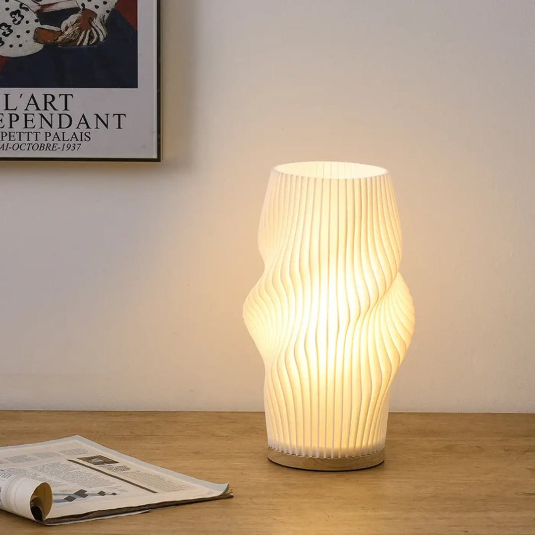 Lampe de table loana crème en matériau translucide avec lignes fluides diffuse une ambiance chaleureuse