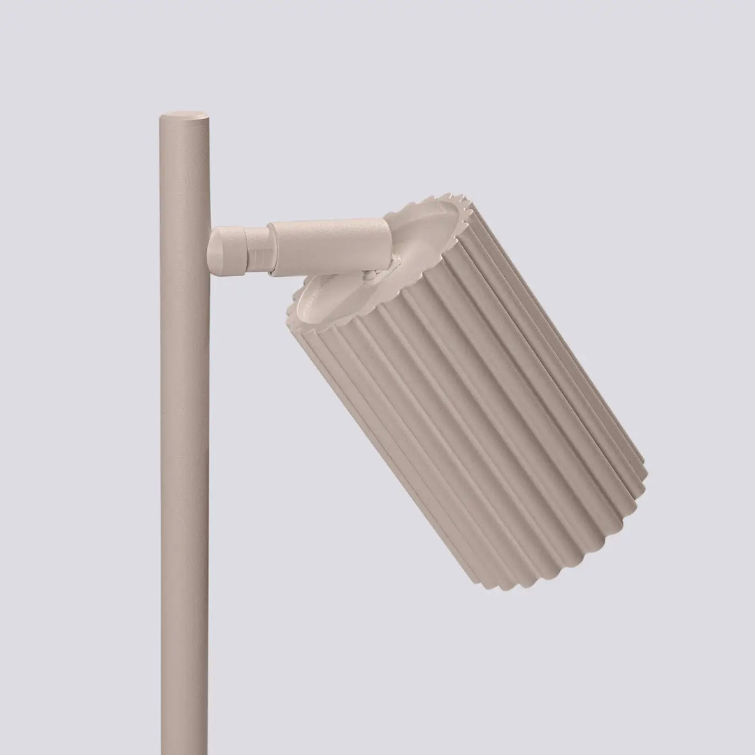 Lampe a poser karbon taupe beige design minimaliste avec ampoules gu10 interchangeables et finition ribbée