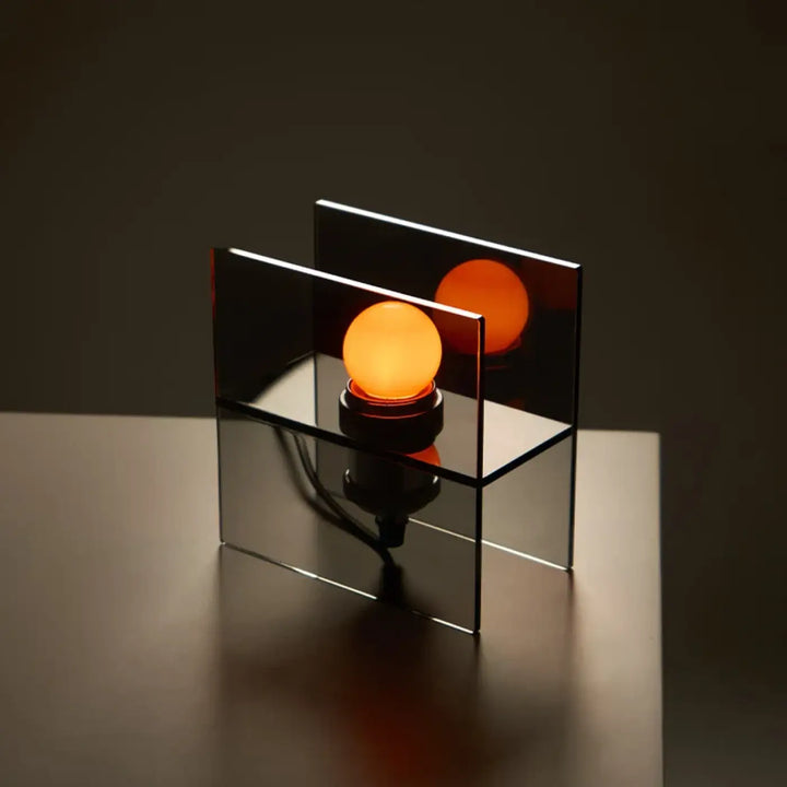 Lampe de table zilos avec ampoule orange chaude enfermée dans des panneaux de verre miroitant minimaliste