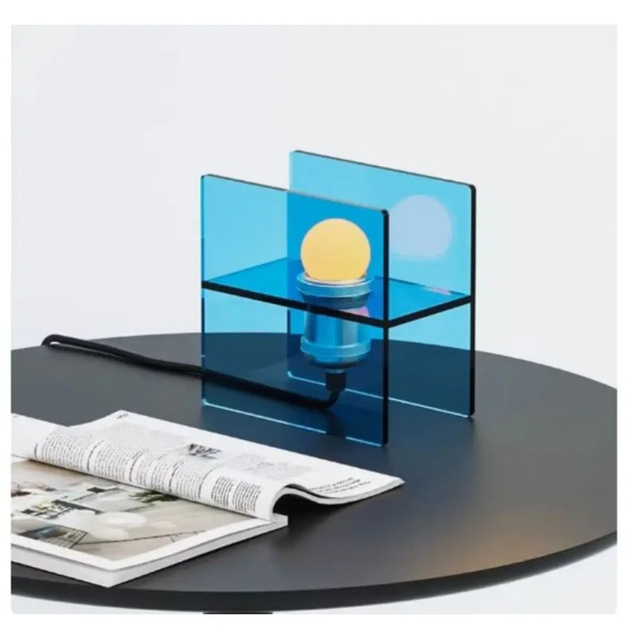 Lampe de table zilos en acrylique bleu moderne avec structure géométrique cubique et ampoule jaune chaude