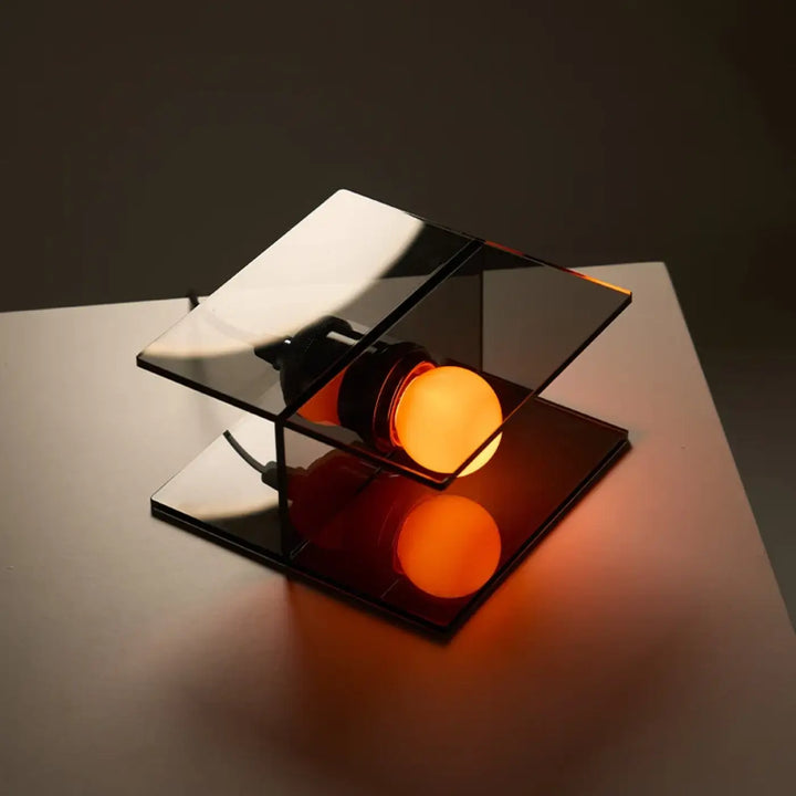 Lampe de table ZILOS avec base géométrique en acrylique miroir et ampoule à lumière chaude visible