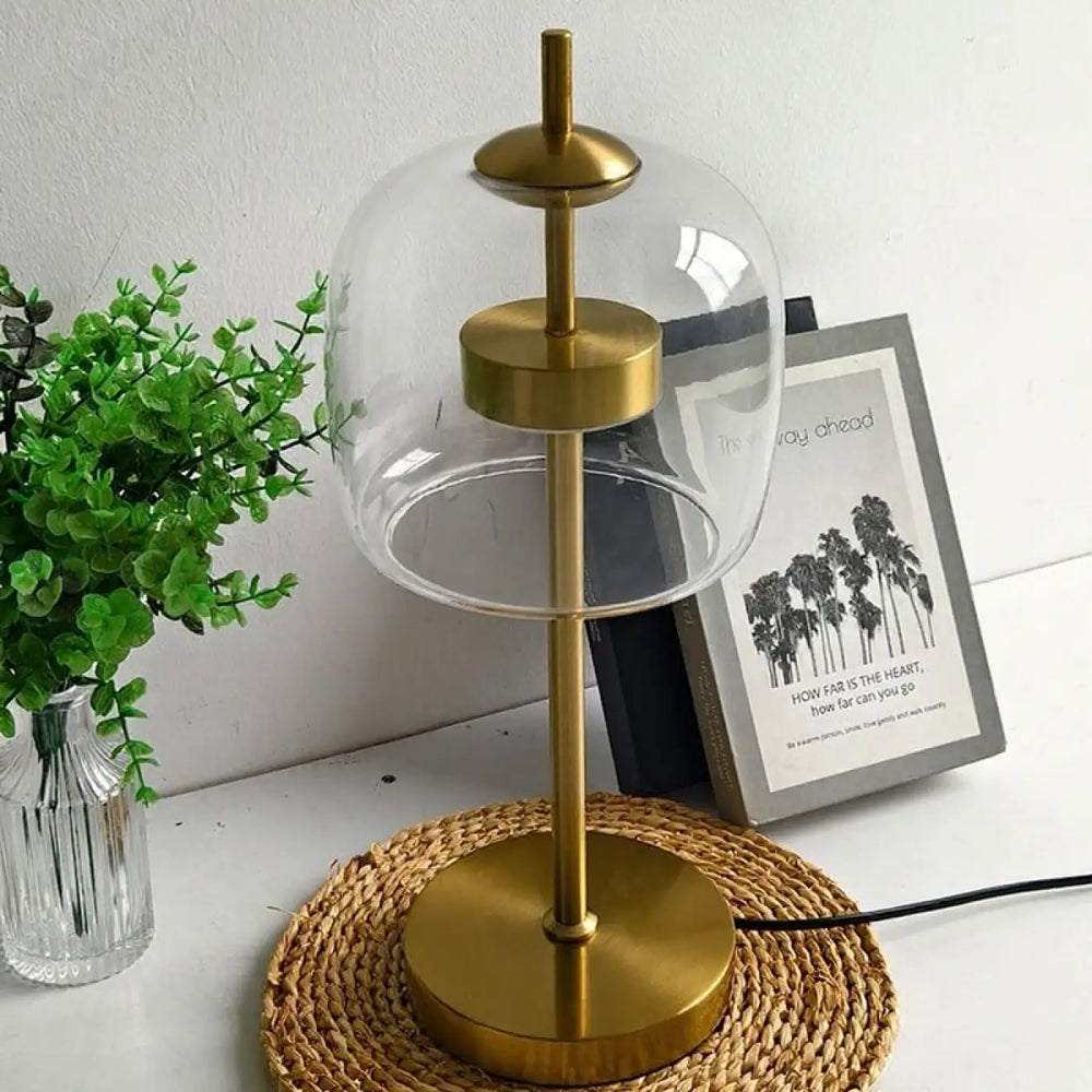 Lampe de table zelia en métal doré avec dôme en verre transparent et design à étages moderne pour table design