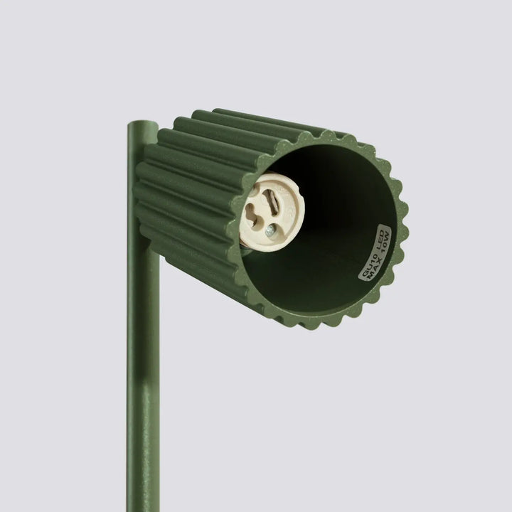 Lampe a poser karbon vert olive avec abat-jour côtelé olive et douille beige ampoules gu10 interchangeables design minimaliste