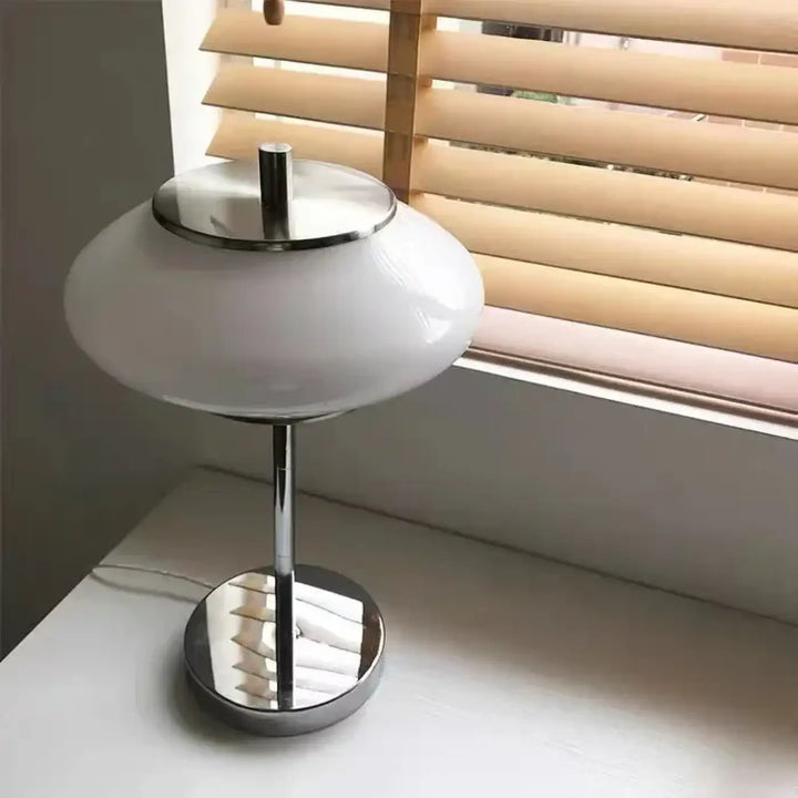 Lampe de table albry design vintage en verre blanc avec base chrome poli et abat-jour dôme arrondi