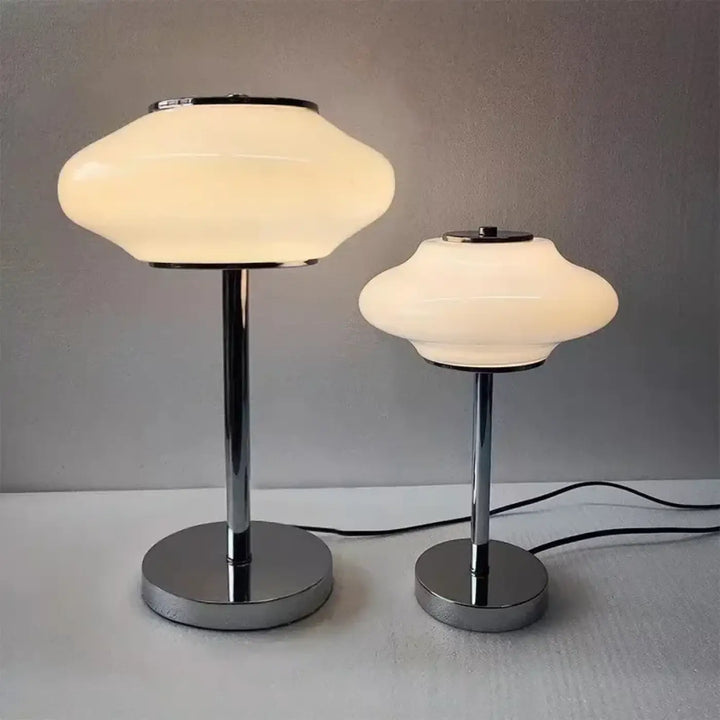 Deux lampes de table albr y en design vintage avec abat-jours en verre blanc opale finition chrome sleek