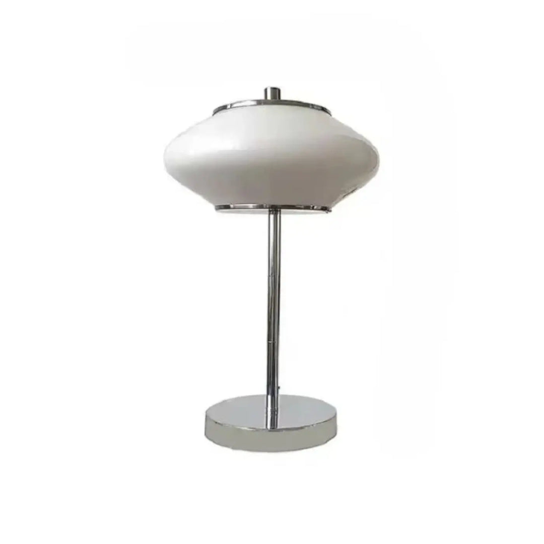 Lampe de table albr y avec abat-jour en verre blanc opale et base chrome pour un design vintage élégant