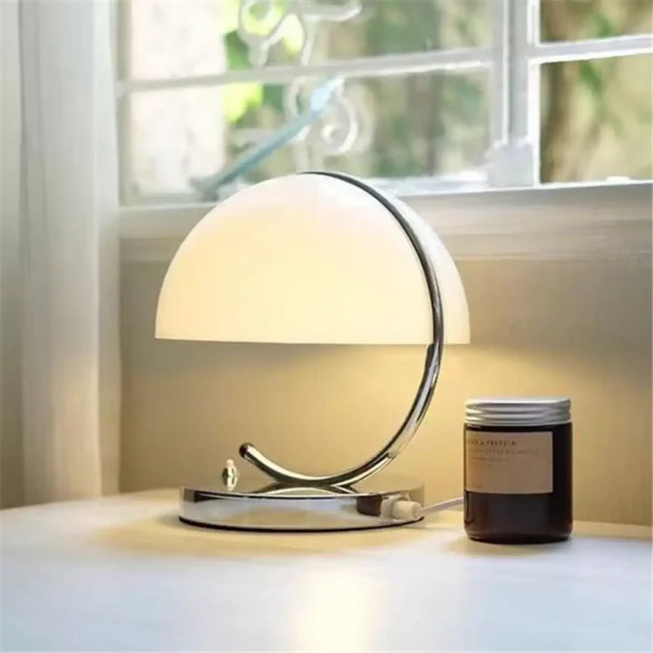Lampe de table arko avec base métallique courbée en chrome et lumière douce grâce à son abat-jour blanc élégant