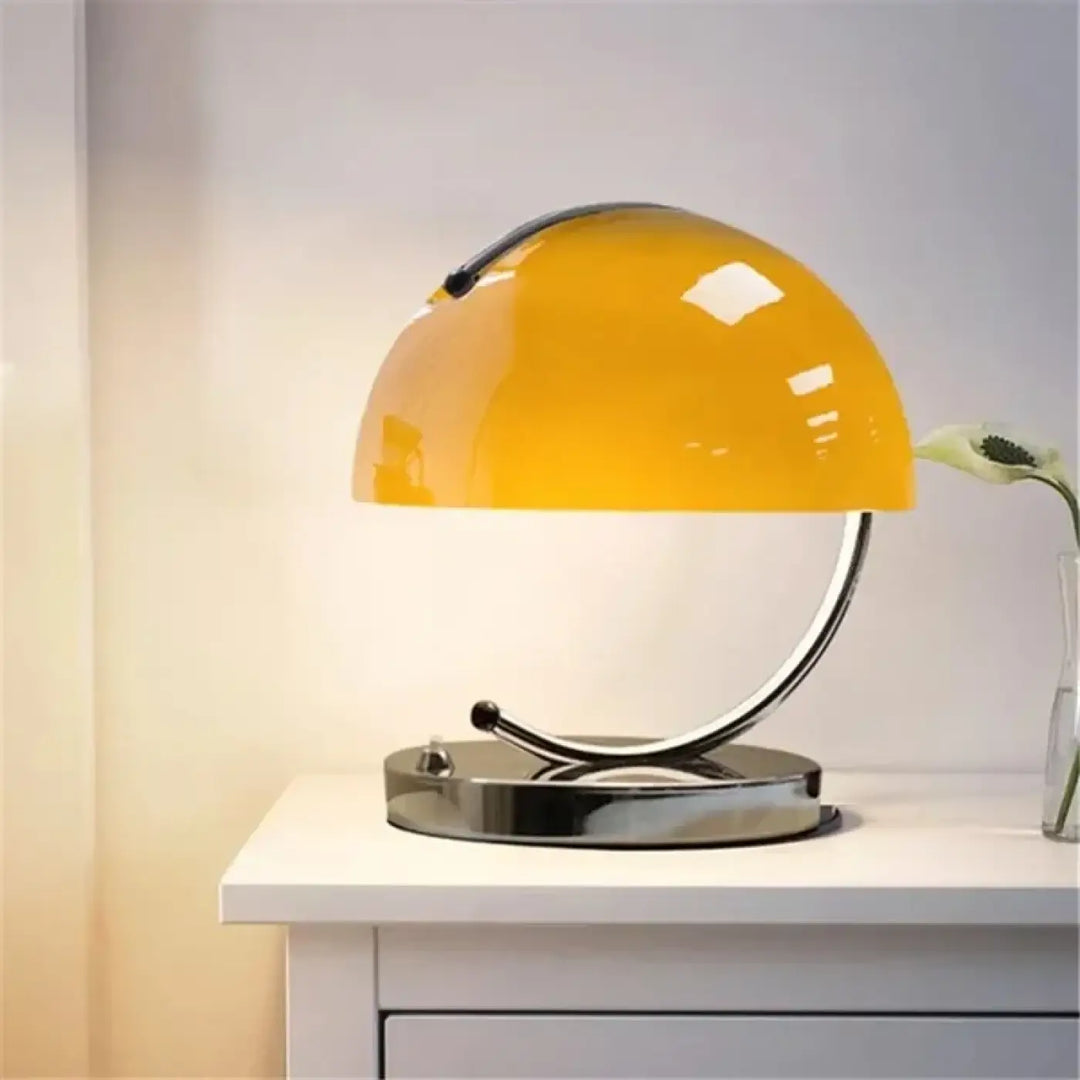 Lampe de table arko avec lumière douce, dôme jaune vibrant, base métallique et bras courbé élégant pour table élégante