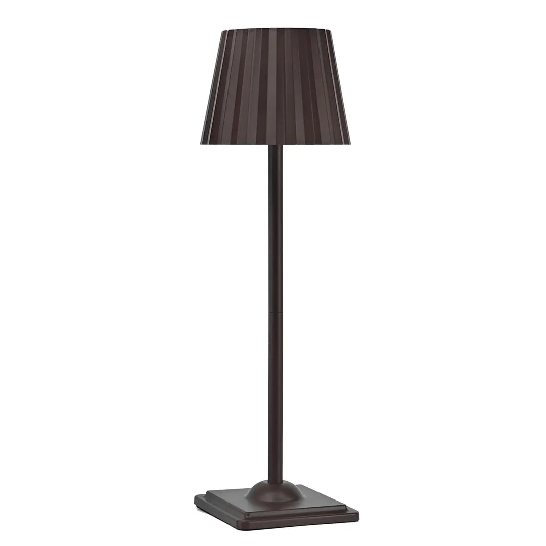 Lampe de table escale avec abat-jour plissé marron foncé sur pied métallique mat fin et base carrée