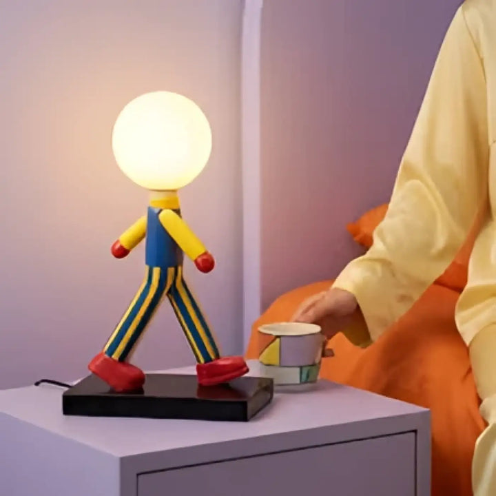 Lampe de table luzio figurine colorée avec globe lumineux blanc et corps rayé jaune noir pour table design