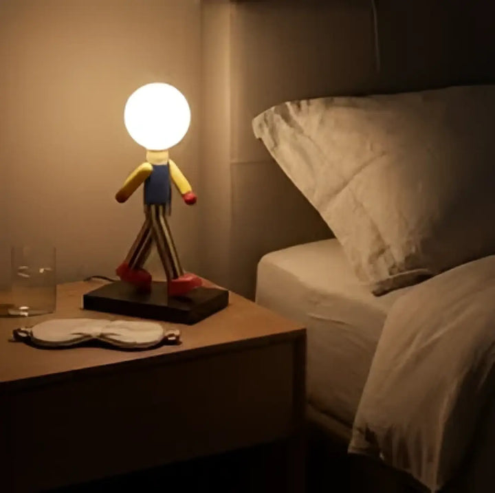 Lampe de table luzio avec figurine colorée et globe lumineux en design moderne pour décoration intérieure élégante