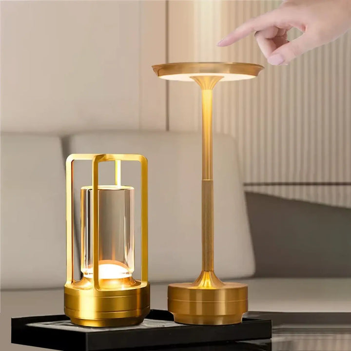 Lampe de table noctis avec source lumineuse led, cadre métallique doré et accents en verre, méthode de contrôle tactile, batterie intégrée