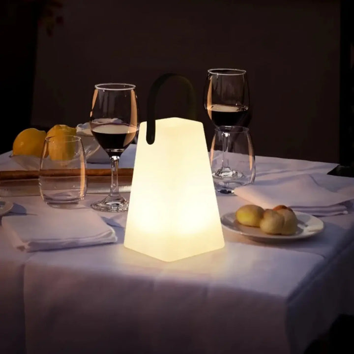 Lampe de table lumineuse translucide blanche avec poignée noire et fil design pour décoration intérieure élégante
