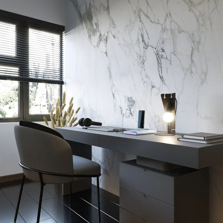 Bureau arby moderne avec surface grise et tiroirs intégrés décoré avec lampe arby noir contre mur en marbre