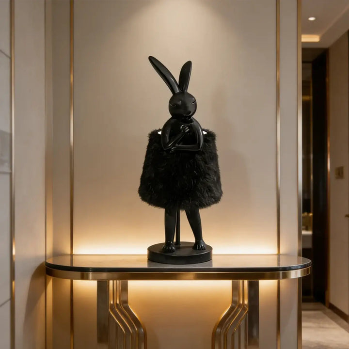 Lampe de table bunello avec sculpture lapin noir brillant portant une robe duveteuse noire pour table design lapin
