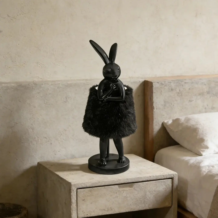 Lampe de table bunello avec figurine lapin noir brillant et robe duveteuse noire sur base circulaire pour table design lapin