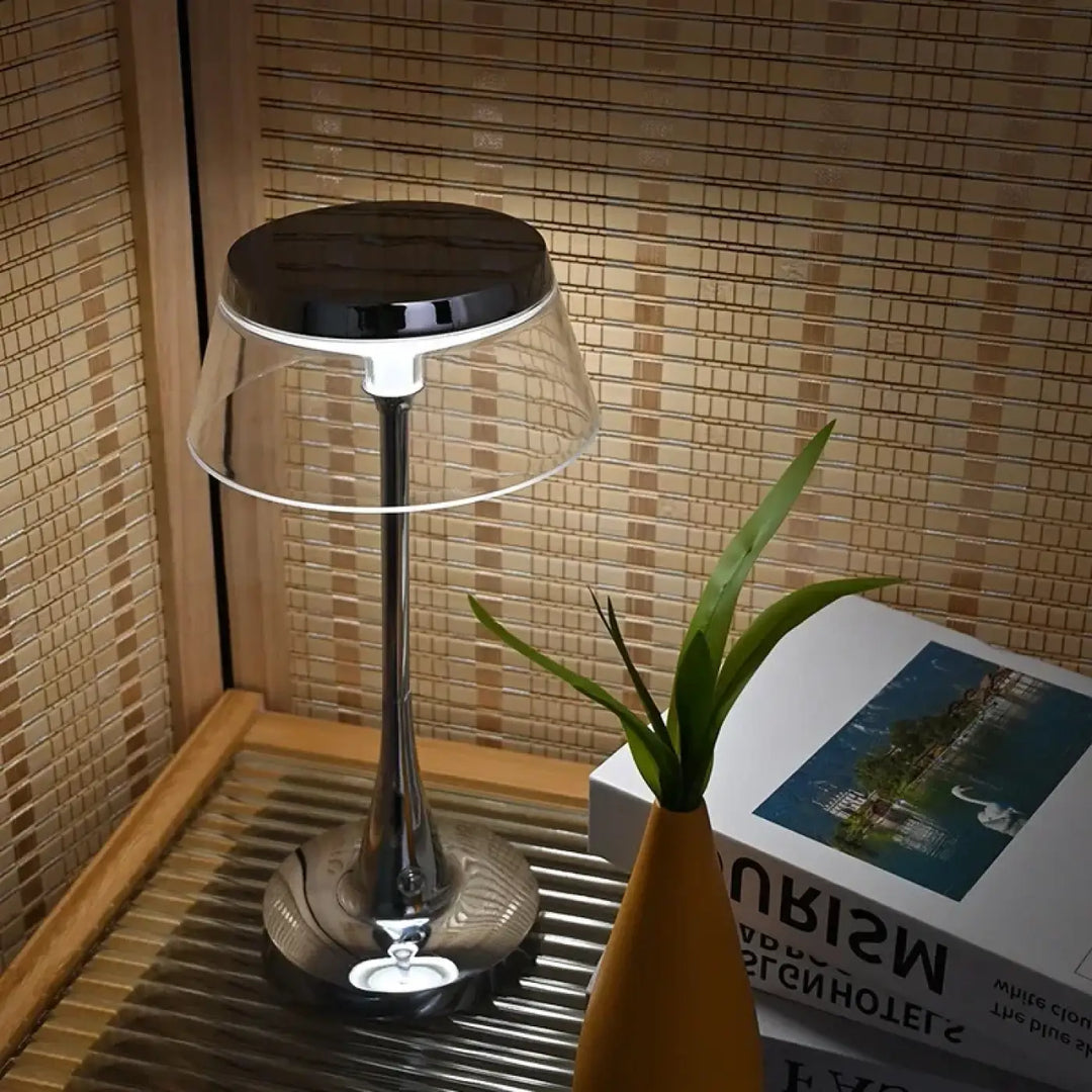 Lampe de table tiah avec abat-jour transparent et design chrome pied poli et panneau solaire noir led