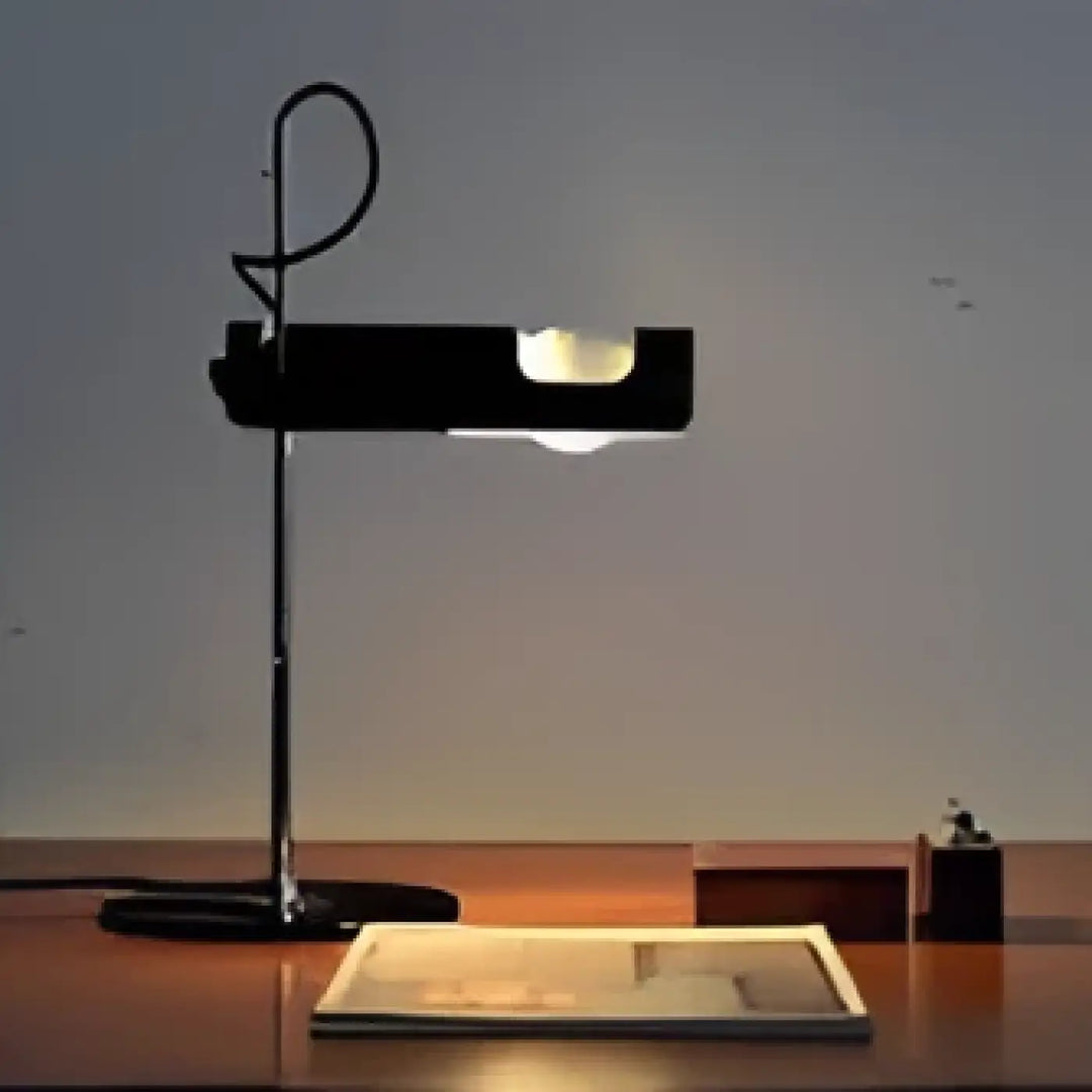 Lampe de table stelo noire en métal avec bras courbé, tête ajustable et éclairage directionnel pour design minimaliste