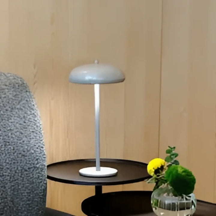 Lampe de table cmoon minimaliste avec abat-jour gris mat en dôme et base blanche cylindrique pour une ambiance agréable