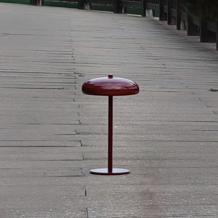Lampe de table cmoon en métal rouge brillant avec design minimaliste et lumière douce pour un style table minimaliste