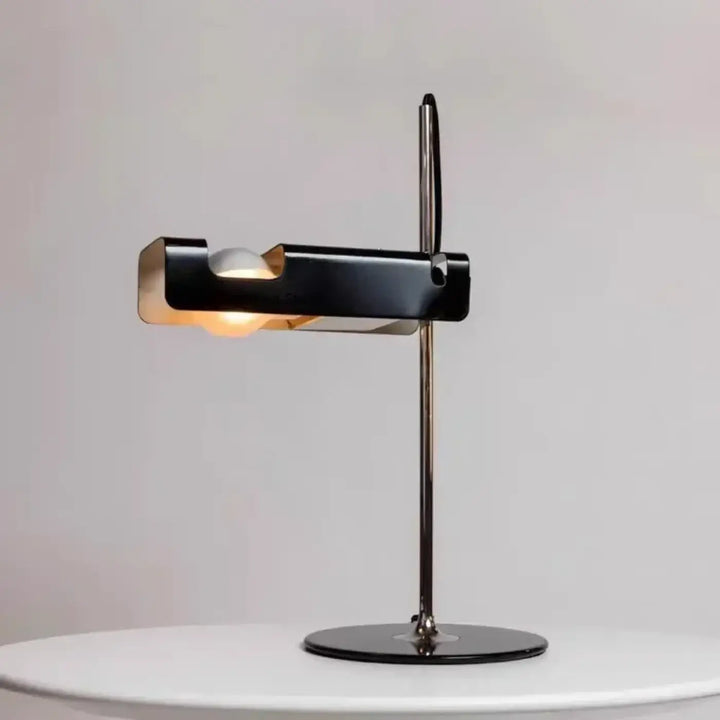 Lampe de table modri en métal noir et laiton style industriel avec design minimaliste et élégant