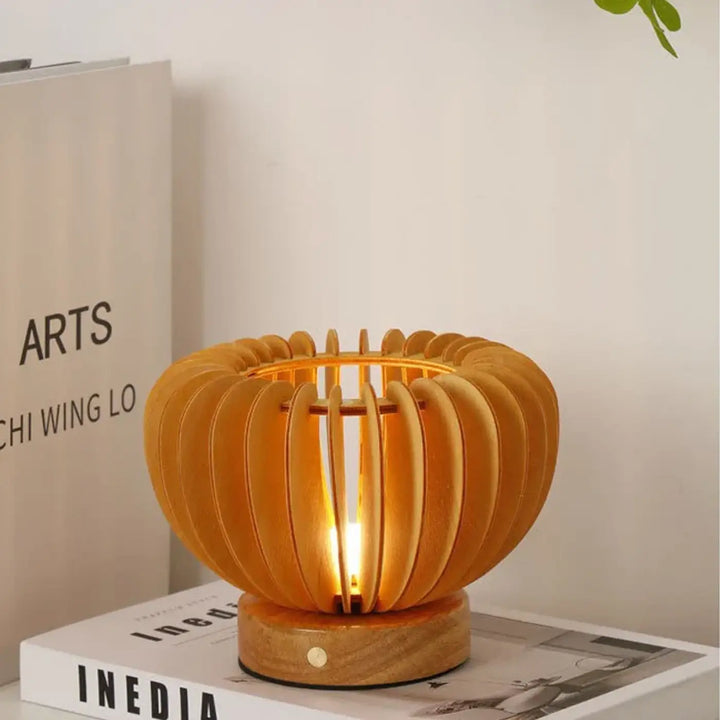 Lampe de table kukuma en bois aux formes organiques avec design segmenté chaud et lumière intérieure lumineuse