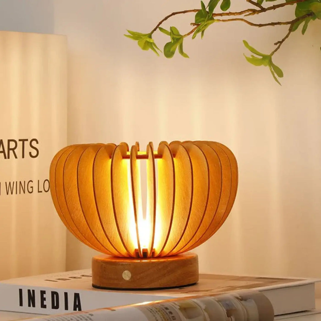 Lampe de table kukuma en bois aux formes organiques chaudement tonifiée avec base circulaire moderne