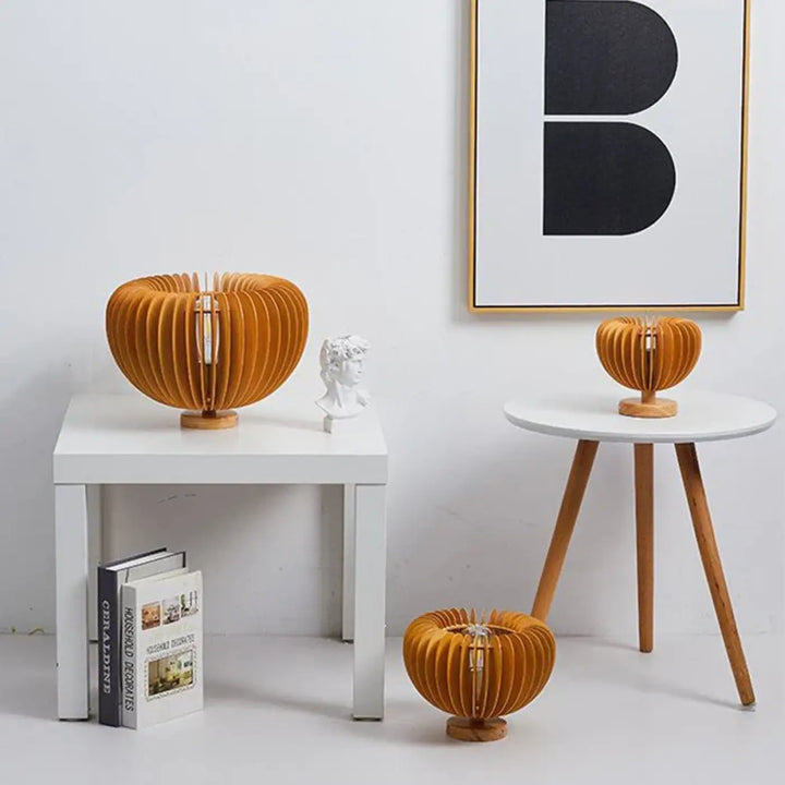 Lampe de table kukuma en bois aux formes organiques chaude couleur ambre avec design moderne et sculptural