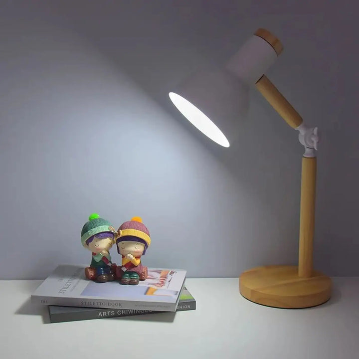 Lampe de table natax minimaliste avec base en bois clair articulée et abat-jour cylindrique blanc sont-elles incluses
