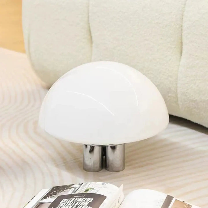 Lampe de chevet jema blanche en forme de champignon avec dôme en verre brillant et tige en chrome poli