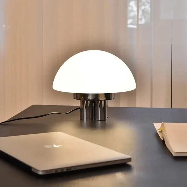 Lampe de chevet jema avec abat-jour en verre dépoli blanc et pied en chrome poli design moderne en forme de champignon