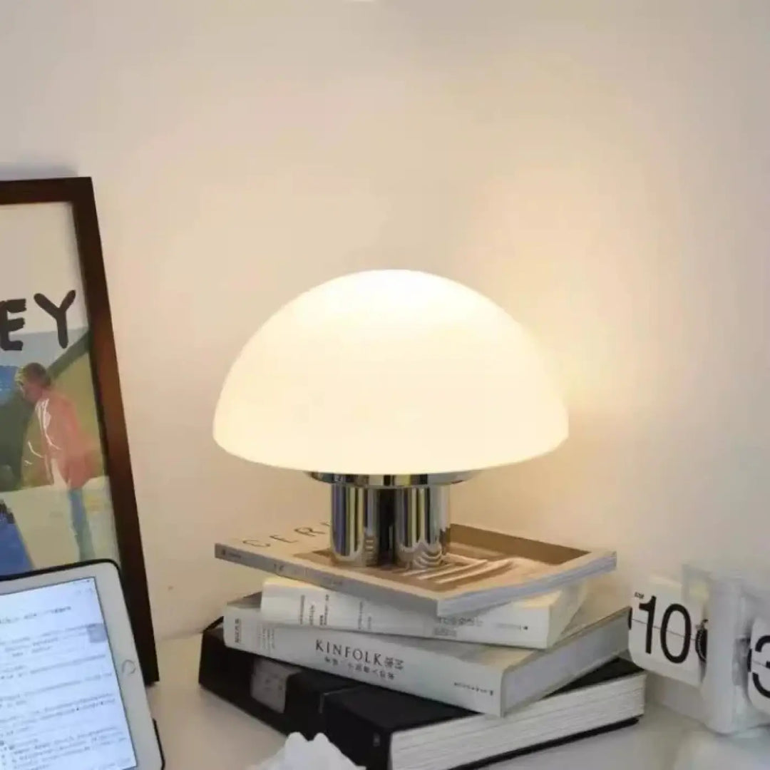 Lampe de chevet jema avec abat-jour en verre dépoli blanc et base chrome poli en forme de champignon moderne