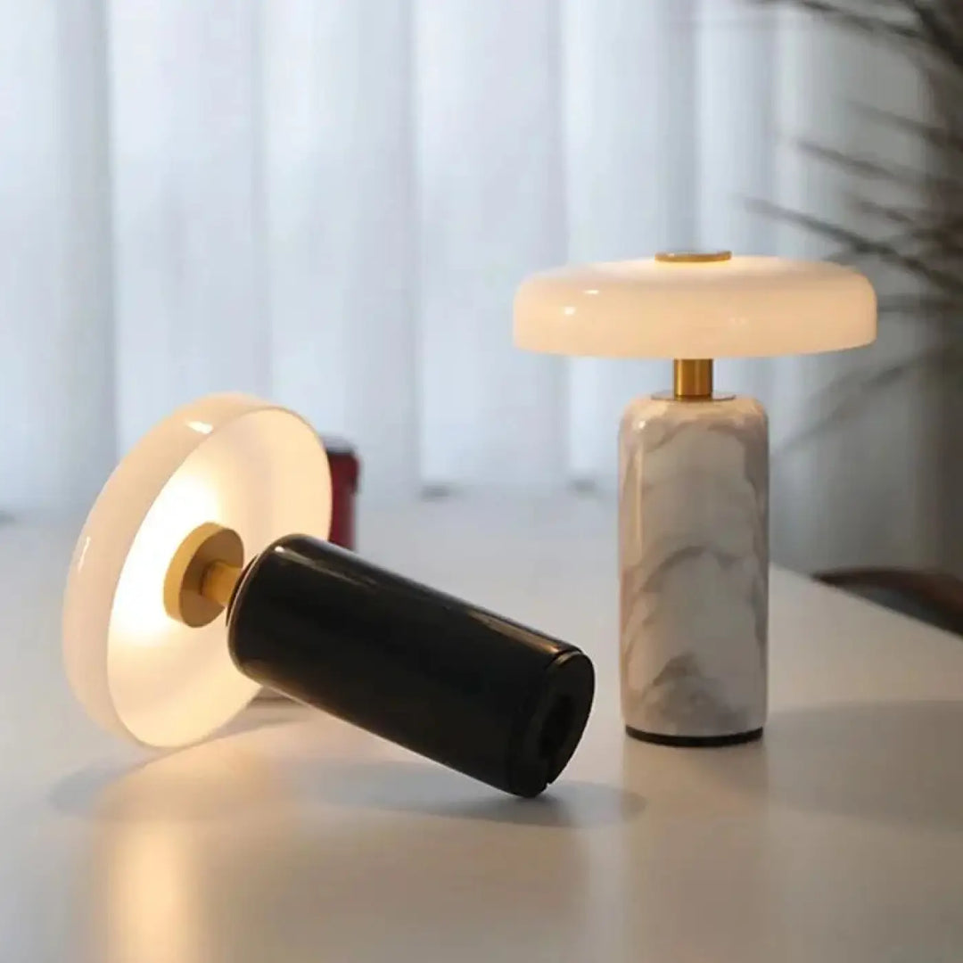 Lampe de table marbelia avec base cylindrique en marbre et abat-jour en verre dépoli diffusant une lumière chaude
