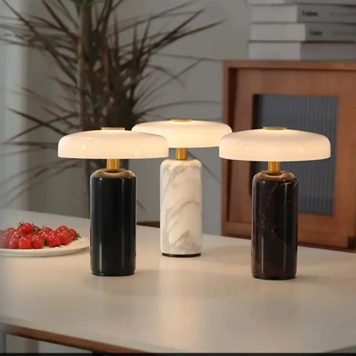 Lampe de table marbelia avec bases cylindriques en marbre noir blanc et marron foncé et abat-jours blancs diffusants