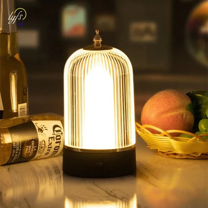 Lampe de table clarea moderne à l’esprit lanterne avec dôme en verre nervuré et dessus en laiton chaleureux et lumineux