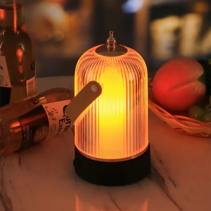 Lampe de table clarea moderne à l’esprit lanterne avec lumière ambre, rainures verticales, poignée en bois et base noire