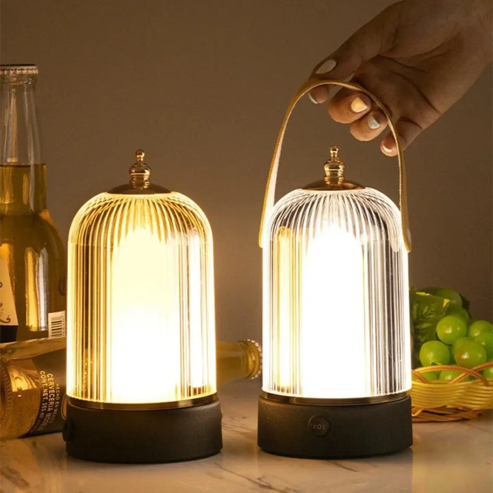 Lampe de table clarea en verre côtelé doré avec base et anse noire a l’esprit lanterne moderne à l’esprit