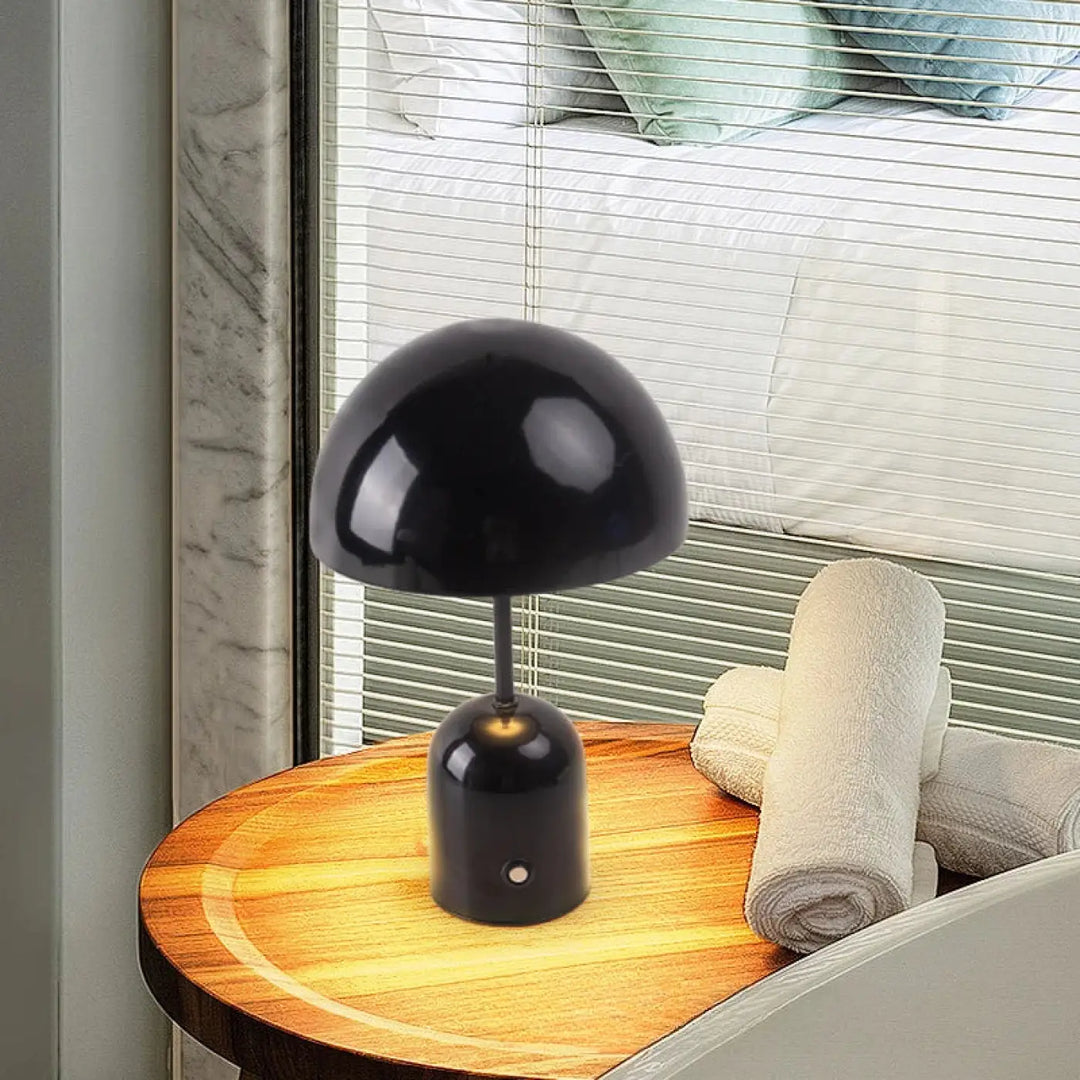 Lampe de table noire kapula au design contemporain avec finition brillante pour une présence élégante et table moderne